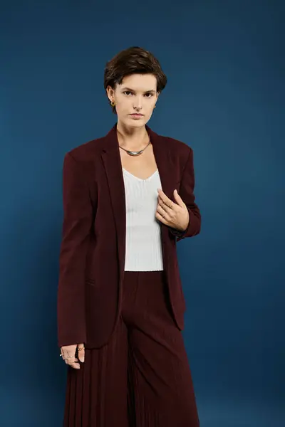 A stunning woman adorned in cozy winter attire emanates grace and sophistication. — Stock Photo