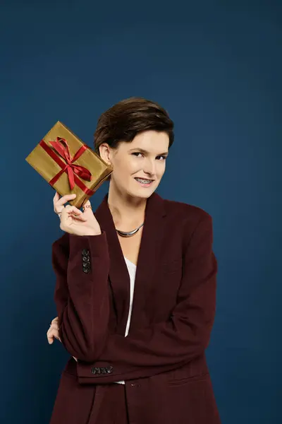 A fashionable woman displays a stunning gift while dressed in elegant winter attire. — Stock Photo