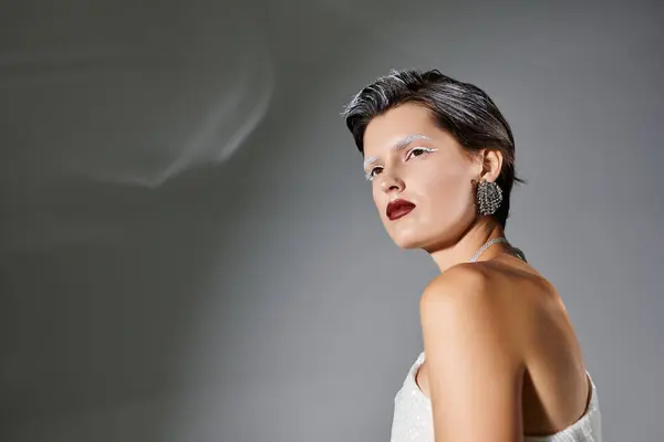 Eine anmutige Frau in gemütlicher, eleganter Winterkleidung verkörpert zeitlosen Stil. — Stockfoto