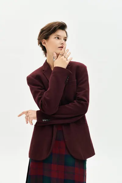 Una mujer impresionante muestra acogedora moda de invierno con aplomo y estilo, irradiando elegancia. - foto de stock