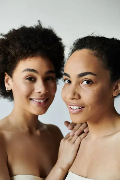 Two friends share a heartfelt moment, showcasing their radiant smiles and unique hairstyles. — Stock Photo