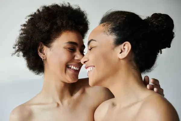 Zwei Freunde teilen einen freudigen Moment, umarmen einander Lachen und Wärme aus nächster Nähe. — Stockfoto