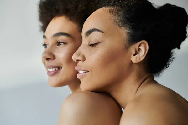 Two friends display their friendship and warmth in a peaceful, intimate moment. — Stock Photo