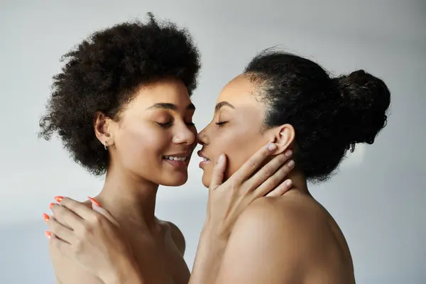 Deux femmes partagent un moment tendre, montrant leur affection dans une atmosphère calme. — Photo de stock