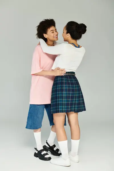 These two friends enjoy a lighthearted interaction, smiling as they embrace. — Stock Photo
