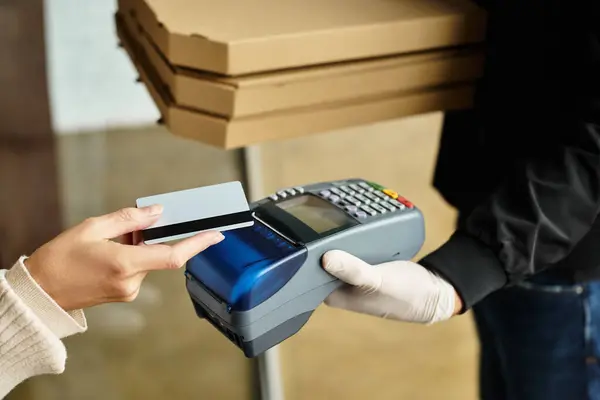 Un repartidor entrega las órdenes de almuerzo a un cliente en un entorno de oficina ocupado. — Stock Photo