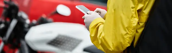 Чоловік-постачальник ефективно приносить наказ у галасливу офісну будівлю. — стокове фото