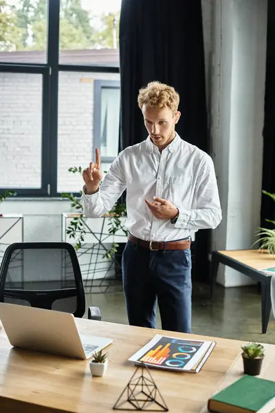 The redhead businessman in a white shirt passionately presents his project ideas in a contemporary office. — Stock Photo