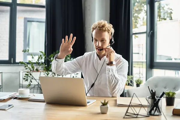 Dans un bureau moderne et élégant, un homme d'affaires roux collabore à un projet par appel vidéo, concentré et engagé. — Photo de stock