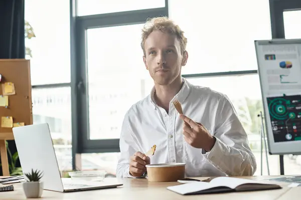 Ein rothaariger Unternehmer im weißen Hemd macht eine Mittagspause und reflektiert in einem schicken Büro über sein Projekt. — Stockfoto