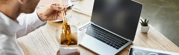 A businessman in a white shirt takes a break, savoring lunch while immersed in his work tasks. — Stock Photo