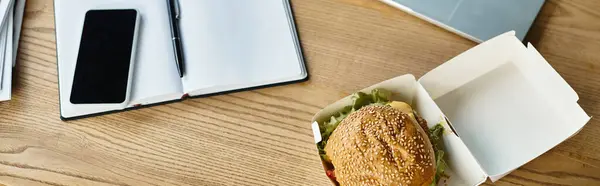 Un hombre de negocios pelirrojo enfocado está elaborando ideas de proyectos innovadores en un espacio de oficina contemporáneo. - foto de stock