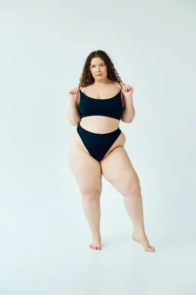 Das Plus-Size-Model glänzt in mutiger Badebekleidung und strahlt Schönheit, Selbstvertrauen und Positivität aus. — Stockfoto