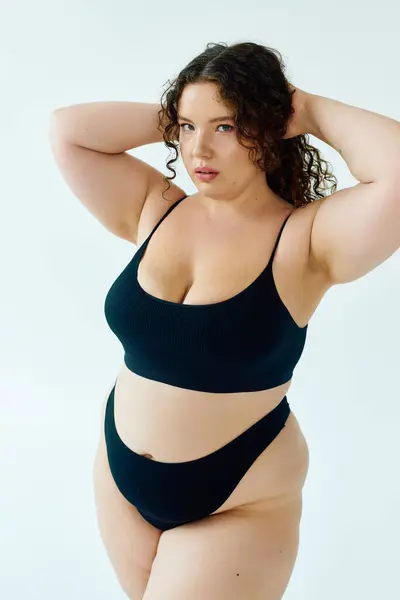 Una donna plus size mette in mostra il suo carisma e la sua sicurezza di sé, abbracciando il suo fascino. — Foto stock