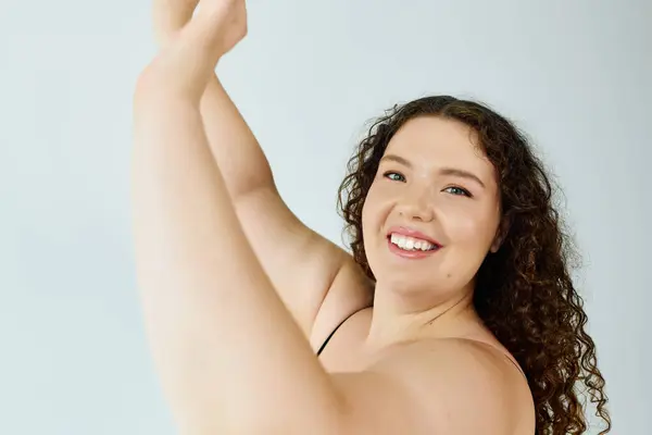 A radiant plus size woman beams with happiness, showcasing her confidence and natural beauty. — Stock Photo