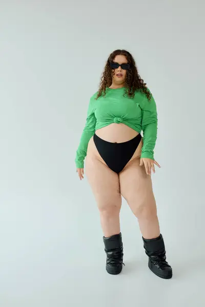 A striking plus size woman showcases her unique fashion sense, blending comfort and flair. — Stock Photo