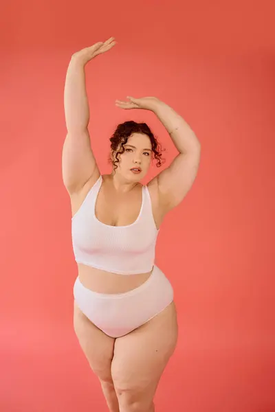 The confident woman showcases her beauty through a striking pose full of artistic flair. — Stock Photo