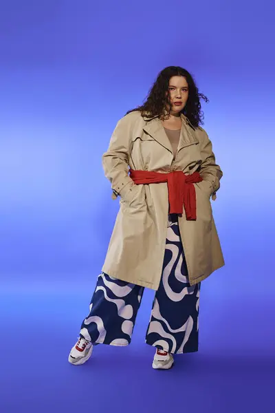 Una donna fiduciosa plus size mostra il suo stile in un trench alla moda e pantaloni audaci. — Foto stock