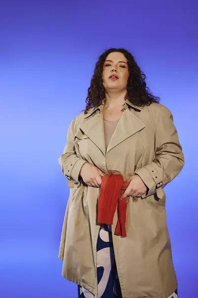 A plus size woman showcases fashion and confidence while standing gracefully under bright lighting. — Stock Photo