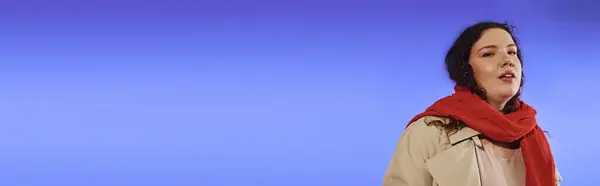 Уверенная в себе женщина плюс размер стоит на ярком синем фоне, источая позитив. — стоковое фото
