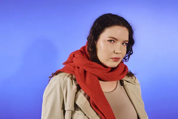 Uma mulher confiante plus size posa graciosamente, apresentando seu estilo com cores vibrantes. — Fotografia de Stock