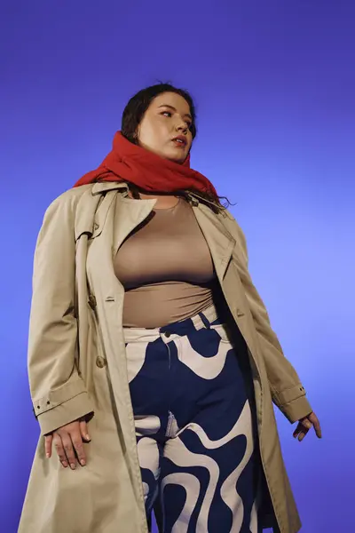 Una bella donna posa con fiducia in abiti eleganti, irradiando l'espressione di sé e l'individualità. — Foto stock