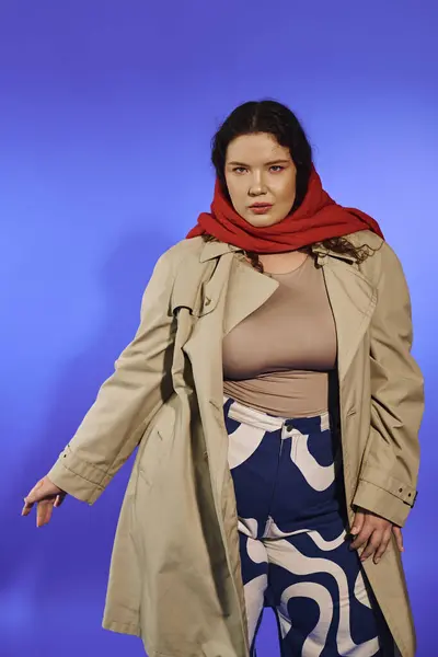 This confident plus size woman showcases her bold fashion sense while posing creatively. — Stock Photo