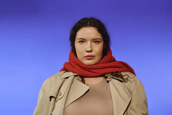 A stunning plus size woman proudly shows her style and grace with a striking scarf. — Stock Photo