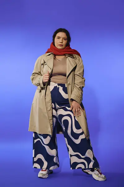 Уверенная в себе женщина plus size демонстрирует свой уникальный наряд и яркие аксессуары. — стоковое фото
