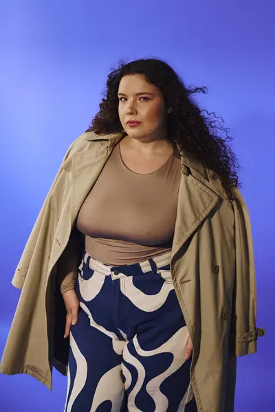 A stunning plus size woman exudes confidence while showcasing her fashion sense and beauty. — Stock Photo