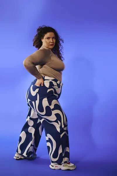 This stunning plus size model flaunts her style in eye catching, patterned pants and a chic top. — Stock Photo