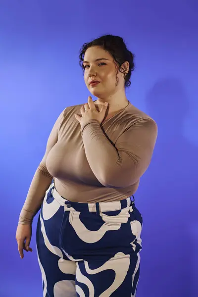 This confident woman shows off her unique style in a thoughtful pose. — Stock Photo