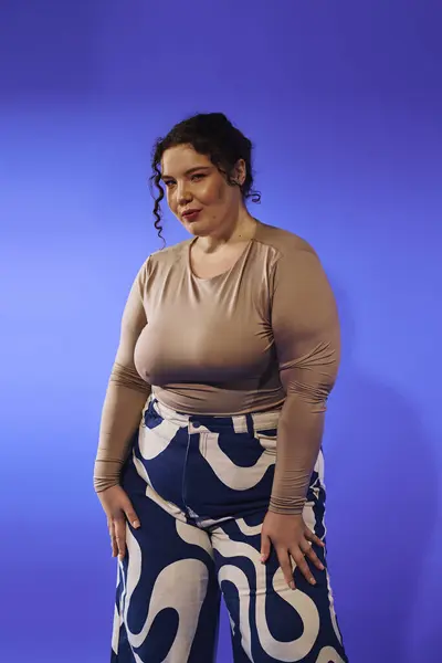 A confident plus size woman showcases her unique style with a bold outfit, exuding beauty and grace. — Stock Photo