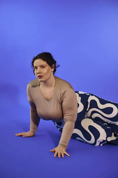 Una splendida donna plus size mostra la sua eleganza in un abito fluente, esprimendo fiducia. — Foto stock