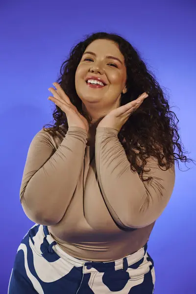 A confident plus size woman beams with joy, showcasing her vibrant personality and style. — Stock Photo