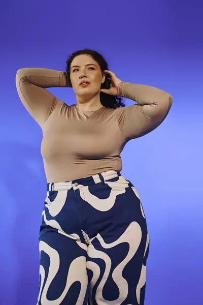 The plus size model showcases her unique style with confidence and poise, highlighting beauty. — Stock Photo