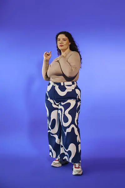 A confident plus size woman showcases her unique style in a vibrant setting. — Stock Photo