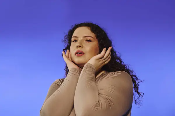 A confident plus size woman radiates beauty in a striking, colorful pose. — Stock Photo