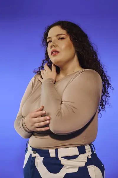 The plus size woman exudes elegance, showcasing her beauty and confidence in a striking pose. — Stock Photo