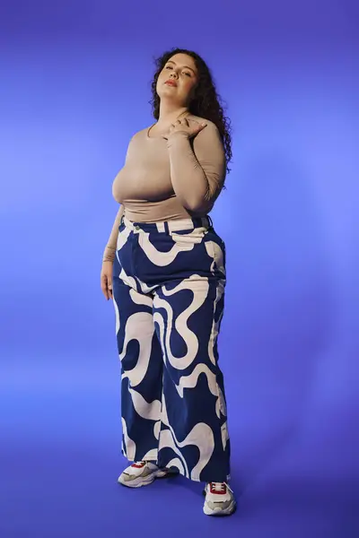 A confident plus size woman poses stylishly against a bold backdrop. — Stock Photo