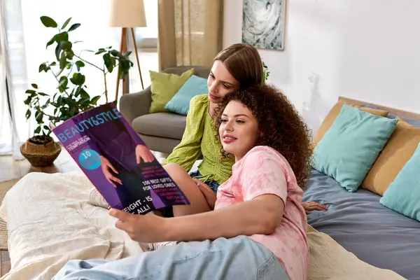 This delightful couple shares a warm moment, immersed in reading and enjoying each others company. — Stock Photo