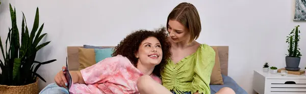 Ein glückliches Paar teilt einen warmen, fröhlichen Moment in seinem gemütlichen, dekorierten Zuhause. — Stockfoto