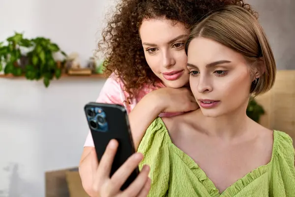 A joyful young couple enjoys each others company while sharing a heartfelt moment in their home. — Stock Photo