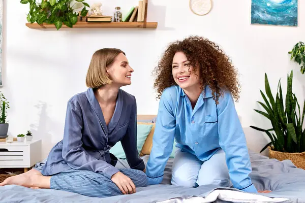 A beautiful young couple shares laughter and warmth while relaxing in their stylish room. — Stock Photo