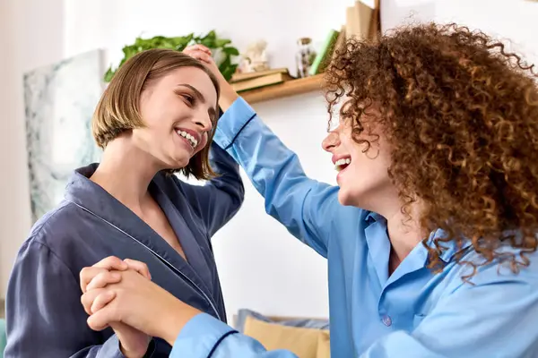 A beautiful young couple enjoys each others company, sharing smiles and playful moments at home. — Stock Photo