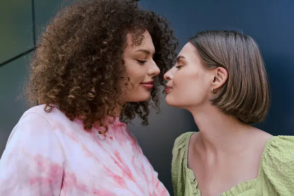 A lovely young couple shares a tender moment, highlighting their love in a vibrant scene. — Stock Photo