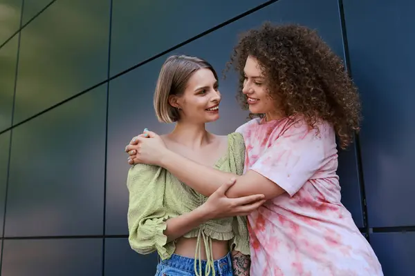 A lovely couple enjoys a warm embrace and joyful moments outdoors together. — Stock Photo