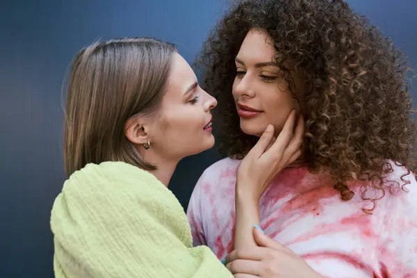 Two young women share a tender moment, smiling and enjoying each others company outdoors. — Stock Photo