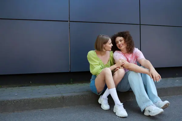 A young couple enjoys each others company, laughing and sharing intimate moments outdoors. — Stock Photo