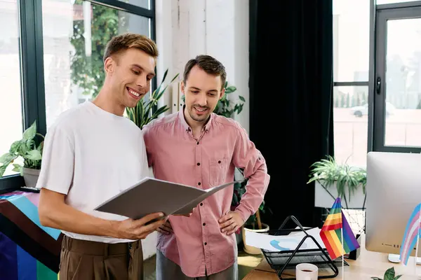 A happy couple engages in a collaborative work session, sharing ideas and laughter. — Stock Photo